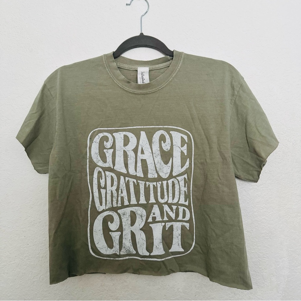 ILLUSTRATED SOCIETY Crop Unfinished Hem/Sleeve Grace Gratitude Grit T’Shirt Sz S